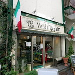 Verde Regalo - エントランス。蔦が絡まる白い壁とイタリア国旗が良く似合う。