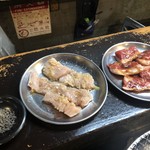 ホルモン肉問屋 小川商店 - 上ミノ、バラ（各500円）