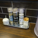 かいの - 卓上の調味料。柚子胡椒が嬉しいです！