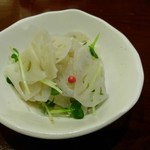 どん家 - 付きだしの蓮根サラダ