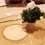 たかおか - ○つきだし
      若布と酢蓮根、自家製ポン酢で。