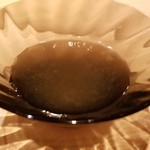 たかおか - ○つきだし
      若布と酢蓮根の為の自家製ポン酢。
      これにも怒涛の創意工夫が！(@_@)