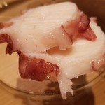 たかおか - (01)焚き水蛸 (千葉県銚子産)
      水蛸は寒冷な海水温に棲む世界最大の蛸。
      千葉県で水揚げがあることに驚きです。
      水蛸自体の薫りが素晴らしい！
      真蛸より軟らかな歯応え、あとから旨みが拡がって来ました。