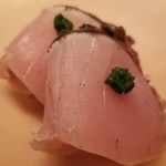 たかおか - (02)炙り秋鰆 (千葉県銚子産)、摺り葉葱のせ
      自家栽培した藁で燻した芳ばしい秋鰆。
      鰆らしい軟らかな舌触り、しっとりした脂で穏やかな旨み。