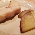 たかおか - 04)赤甘鯛 (千葉県竹岡産)の焼き物、紅あずま(千葉県産)
      焼いた赤甘鯛の頭と骨で取った出汁に漬け込まれ赤甘鯛の濃さをより凝縮
      鱗と皮を引きつつも皮下の薄皮は残してあり、上品な脂がしっかり楽しめます