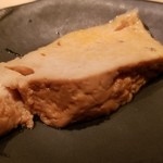 たかおか - (05)鮟肝(北海道余市産)
      湯気が出ている煮立ての鮟肝が目の前で切り分けられて提供されました。
      形を保っているものの、口腔内でスッと溶け、コクのある旨みと円やかな甘みに日本酒が進みます♪