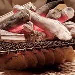 たかおか - (06)鯖(千葉県銚子産)の炙り棒寿司の磯辺巻き
      網の上に炭火をギリギリまで近付けて、鯖の脂をじゅうじゅうと焦がします。
      その微かな美味しい音に思わず聞き耳を立ててしまいます。