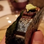 たかおか - (06)鯖(千葉県銚子産)の炙り棒寿司の磯辺巻き
      見て、薫って、聴いて、そして食べる。
      五感を刺激する肴の提供の流れと味わいの濃淡の変化。
      
      海苔は千葉県木更津産でとっても良い薫り！