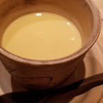 たかおか - (07)蛤 (千葉県飯岡産)出汁の茶碗蒸し
      滑らかな口当たりの茶碗蒸しはたかおかサンの定番ですね。
      蛤を煮た際の出汁がその存在感を清らかに主張しています。