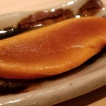 たかおか - (08)自家製唐墨(千葉県竹岡産)の炙り
      炙られることにより芳ばしく香り、内側から旨みが凝縮した汗が浮かんでいます。
      塩抜きも完璧で熟成味醂に漬け込んだ落ち着いた旨みと甘み。
      好きです♪