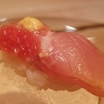 たかおか - (09)金目鯛(千葉県銚子産)のヅケ、和辛子。
      皮目が鮮やかな朱色で美しい。
      淡く赤みが入った飴色で軟らかな舌触り。
      濃厚ですがしつこく無く、上品かつ濃い旨み、儚く消えるあと味、素晴らしいです。