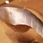 たかおか - (10)小鰭(千葉県三番瀬産)
      産卵期は春。小鰭の旬は夏。
      美しい皮目に期待が高まります。
      何より香りが良い。
      塩振りと〆具合は旨みのバランスが取れており、脂も適度にのって素直に美味しい。