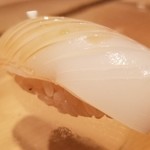 たかおか - (11)墨烏賊(千葉県富津産)
      墨烏賊は身が硬めなので、コリコリとした食感が楽しめるのが、他の烏賊との違いですね。
      少し寝かせて適度に軟らかくすると同時に甘さも引き出されています。