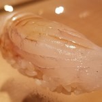 たかおか - (12)鮃(千葉県館山産)
      1時間ほど利尻昆布で〆てあり程好く脱水してあります
      むっちりとした歯応え、旬に入り脂のりも増して旨みがしっかり感じられます
      硬めのシャリに活き重視のネタ合わせかなと思います