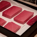 たかおか - 本日の本鮪(青森県大間産)
      今、市場には多く出回っており、お値段を問わなければ良いものを選んで買えるのだそう。
      仕入れへの自信が伺えます。