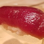 たかおか - (13)本鮪赤身(天端)ヅケ(青森県大間産)
      透き通る様なヅケの美しさ
      お隣の「これは天端ですか？」との問いに驚愕
      滑らかな口溶け、上品な脂の旨み、ほのかな鉄の味
      でも、部位なんて分かりません！