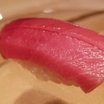 たかおか - (14)本鮪中トロ(青森県大間産)
      口に入れたとたん滑らかに口溶けし、形が無くなります。
      身にきめ細かく入った脂のサシが美しく、更なる旨みと甘み、微かな酸味を感じます。