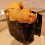 たかおか - (18)蝦夷馬糞雲丹(北海道昆布森産)
      塩水に浸して保存、使う分だけザルに取って、十分に水切りしてから、軍艦に。
      海苔との相性が際立ちます。