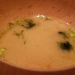 たかおか - ◯お味噌汁
      信州の白味噌に少し赤味噌を加えて味わいを整えているそう。
      車海老の殻に昆布、鮪節と軟らかめの味を幾重にも重ねて出汁を取っているだけに、白味噌ベースがマッチしています。