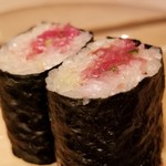 たかおか - (23)ネギトロ細巻き
      私も便乗してネギトロを頂きました
      中トロと赤身を叩いてサッと細巻きに
      海苔の薫りが素晴らしく、本鮪の旨みを包んだ赤酢のシャリを堪能
      平成最後のたかおかサンのお鮨に感涙(大袈裟)