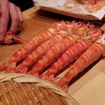 たかおか - (19)車海老(千葉県竹岡産)
      超巨大な車海老に圧倒されます。
      産卵期は初夏～初秋、旬は初夏～初秋。
      強い甘みが特徴的なのは皆さんご存知の通り。