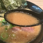 Seiya - スープはとんこつ鶏ガラしょうゆ味。
      さらりアッサリという印象。