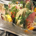 日本各地から取り寄せた有機野菜とズワイ蟹と蟹味噌のバーニャカウダ