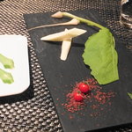 レストラン バカール - 日本各地から取り寄せた有機野菜とズワイ蟹と蟹味噌のバーニャカウダ