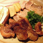 ステーキ肉、ベーコン、チーズ