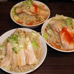 らーめんでぽっと - 赤いのは、からし豚そばです。