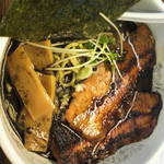 炙り焼豚の焦がし醤油ラーメン　炙り焼豚トッピング800円　携帯で写り悪いです。