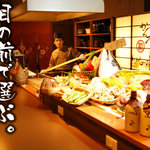 Yuzu Jidori Gyokai Semmon Ten Kanya - 奥行きのある広々カウンター。セット料理も楽々置けます。