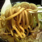 きび太郎 - 豪快醤油ラーメンの極太麺