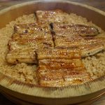 注文したのは名物の「う桶」10000円！「う桶」は、桶の中に豪快にうな重がドカッと乗った大迫力な一品となっています。