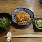 最初の「う桶」は肝吸い、漬け物などと一緒に店員さんの手で器によそってもらって目の前にスタンバイ！