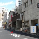 キューブバー - 市役所通りから見たｂａｒ