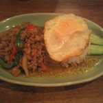 オールドタイランド - ガイ・パット・ガパオ・ラート・カオ