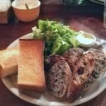 パーラー江古田 - スライスパンは、ごまパ・ンくるみパン・フルッタが各2カットでした。コーヒーに、フルシティローストのブラジル豆。20181205　ごまパンも好き♡