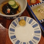 かつ吉 - 特上ロースかつ定食(税込み2800円)のもずく酢、和辛し