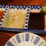 かつ吉 - 特上ロースかつ定食(税込み2800円)につく、つけダレ三種(左から、おろしポン酢、塩ネギ、わさび醤油)