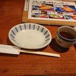 かつ吉 - ファーストセッティング、左上にあるのは漬け物。最初から提供されている。