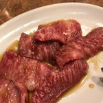 炭火焼肉 大将軍 - 和牛カルビランチのお肉