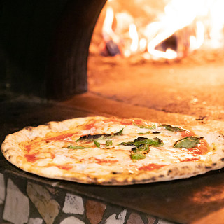 技術和材料都保持了正宗那不勒斯的风味。轻盈口感的石窯披萨