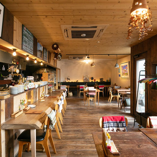 午餐和晚餐都可以隨意享受的獨自用餐吧台座位