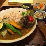 野菜たっぷり玄米カレーです。