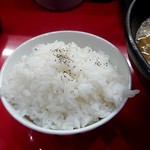 横浜家系ラーメン 宗八 柏本店 - ぎゅうぎゅうに盛ったライスにコショウ♪