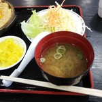 伊賀ドライブイン - 若干冷め気味の味噌汁とサラダ