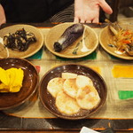 活麺富蔵 - うどんを待っている間に「小皿料理（有料）」を勧められます