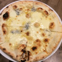 クワトロフォルマッジPizza　ハチミツ添え