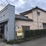 手打うどん 松屋 - 横から撮ってみた。年季入ってます